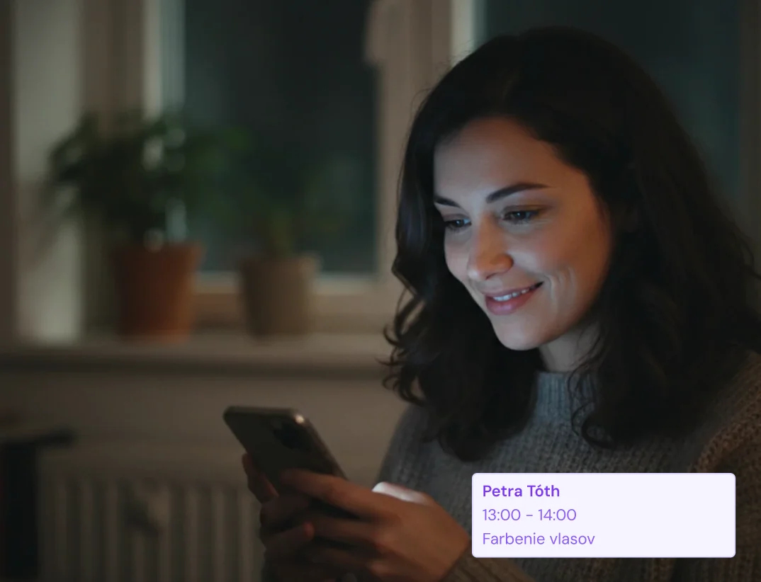 Klientka si rezervuje termín na mobilu — online rezervace 24/7