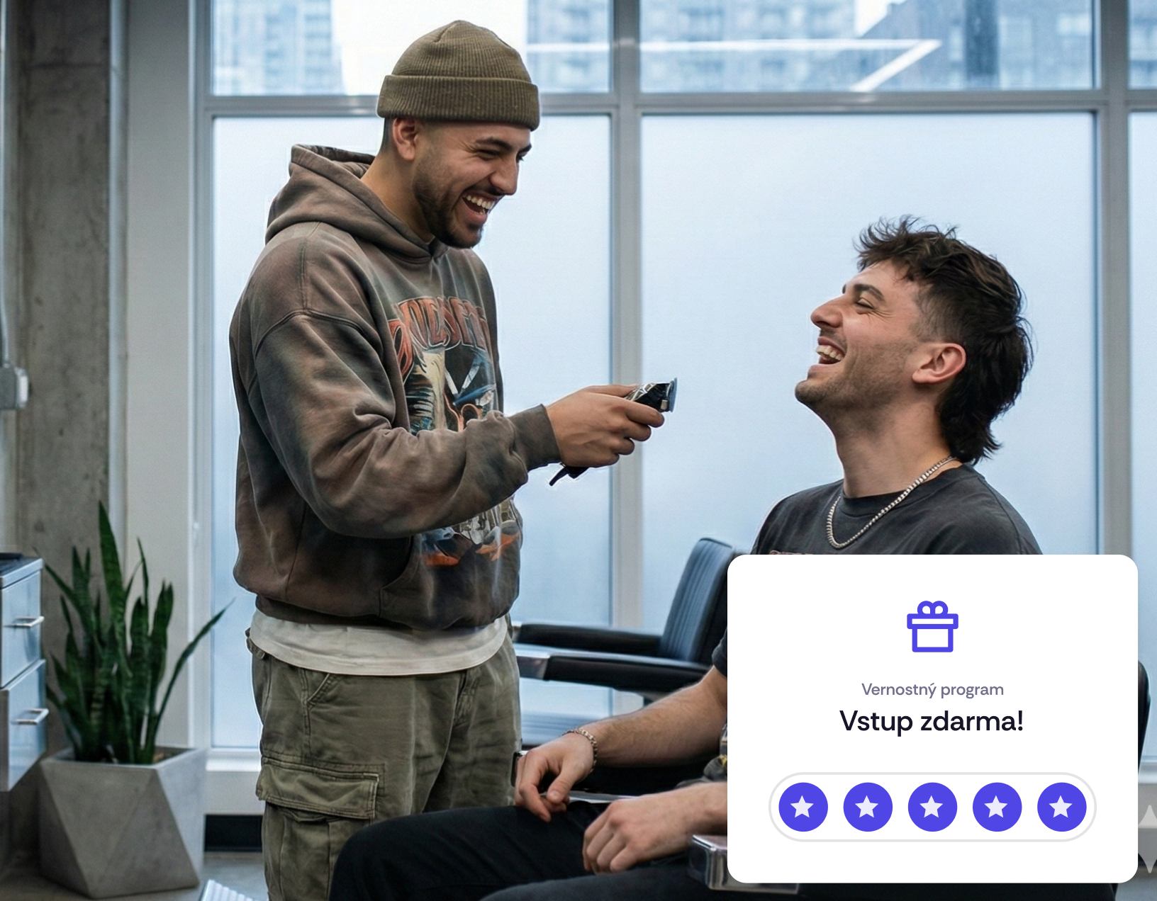 Instruktorka pilates během lekce s kartou rezervace