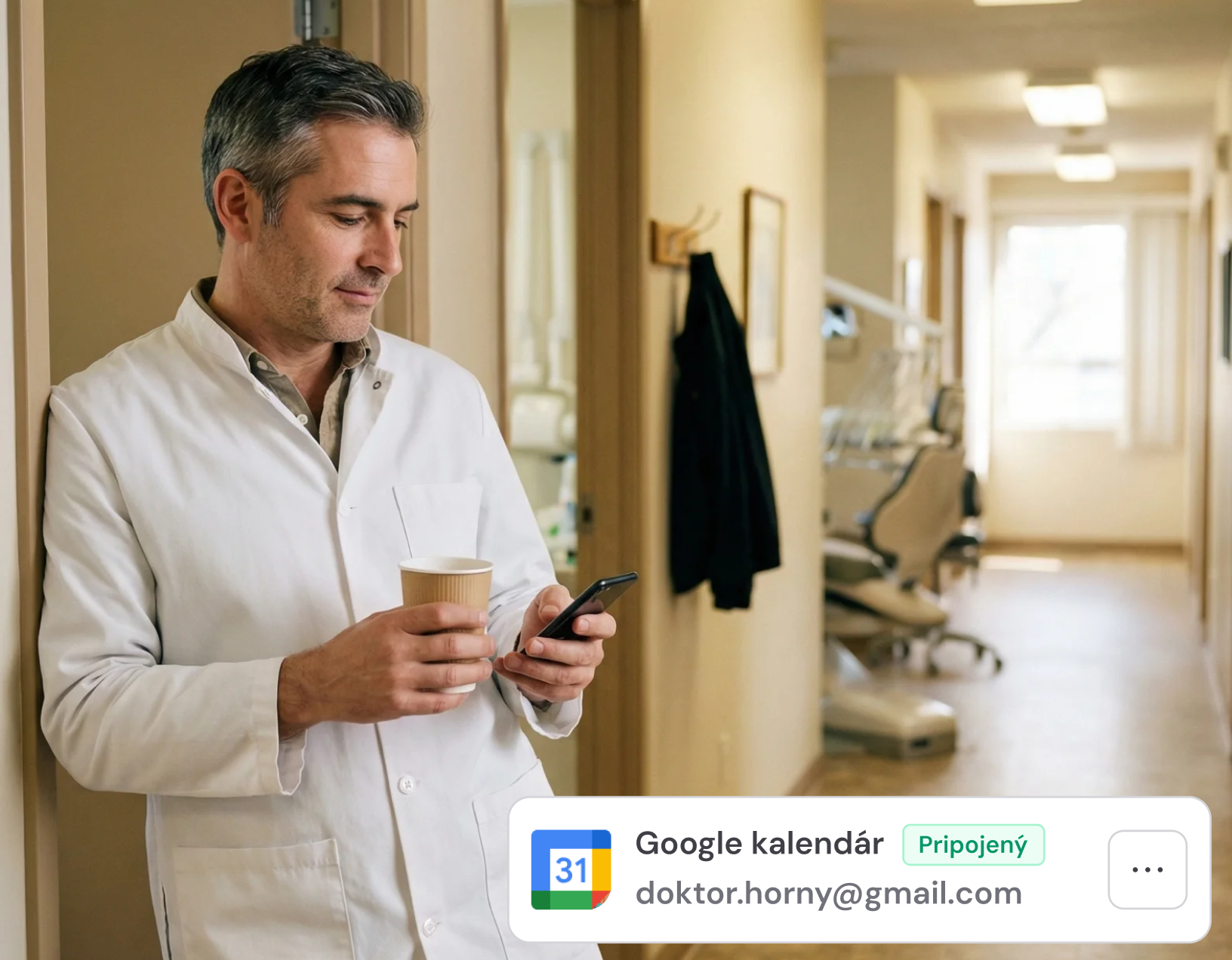 Klientka s mobilem v sekci Google kalendář