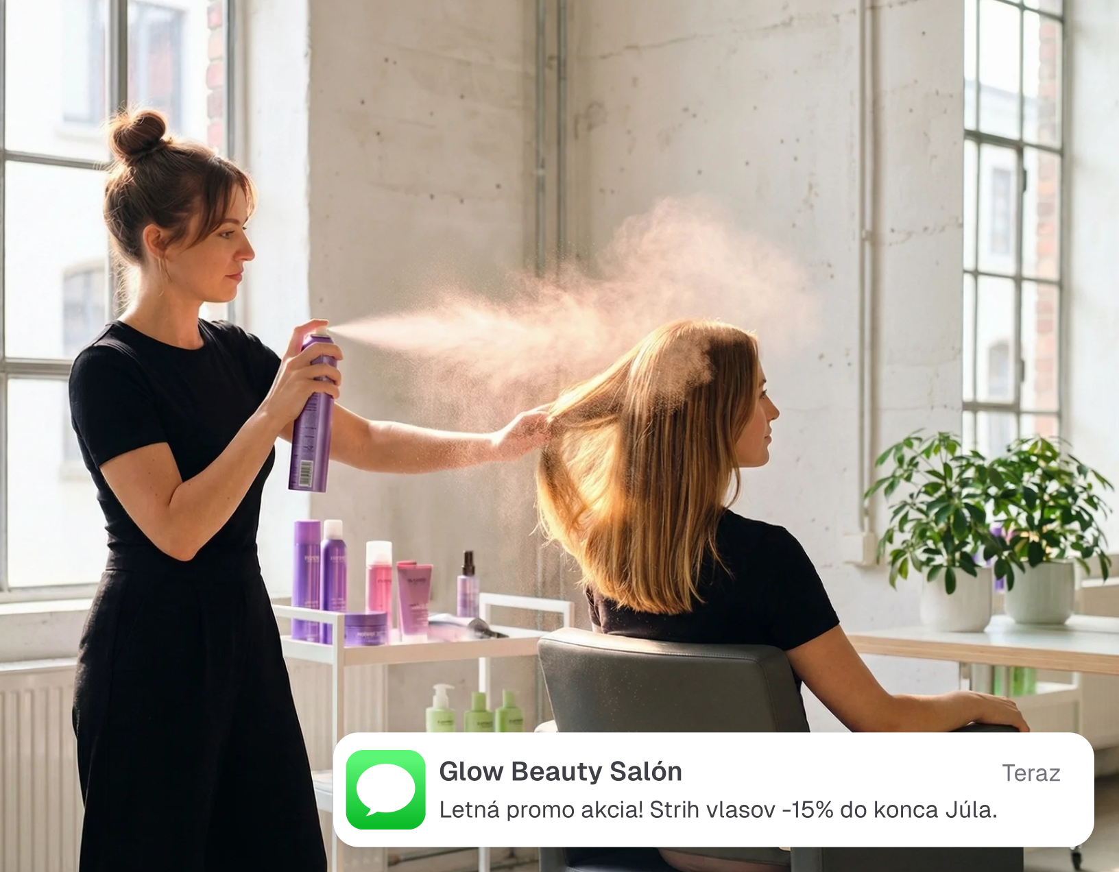 Majitelka salonu pro sekci e-mailových a SMS kampaní