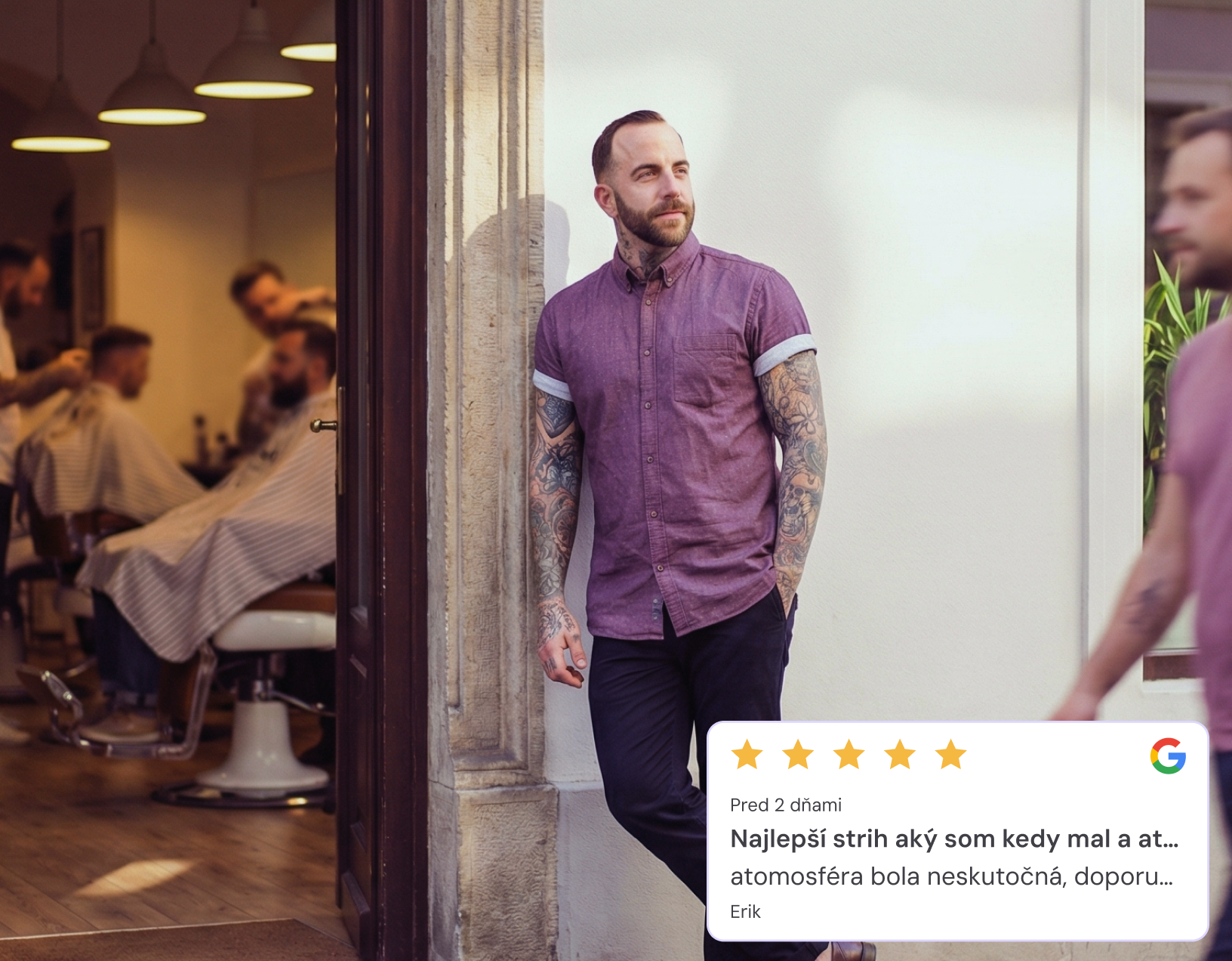 Klientka rezervující přes mobil v kontextu Google hodnocení